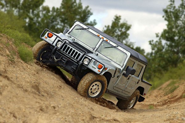 Разработен за военните като High Mobility Multi-Purpose Wheeled Vehicle (HMMWV), Hummer (произлизащ от Humvee) трябваше да бъде неразрушим. И повечето от чудовищата бяха! H1, произведени между 1996 и 2000 година, бяха оборудвани с турбодизелов двигател, който страдаше от напукване на цилиндър номер осем поради дефект на отливката.
Подмяната на целия мотор беше единственото решение. Често, с друг дефектен.
